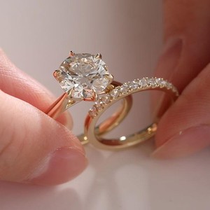 Anillo de Compromiso de Oro Amarillo de 14k con Diamante de Laboratorio Redondo Brillante de 3ct, Diseño Tulipán de 6 Puntas, y Banda de Media Eternidad U-Pave | - Product Image 1