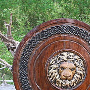 Bouclier rond en bois traditionnel viking, style nordique, artisanat fait main pour événements costumés et décoration murale - Product Image 5