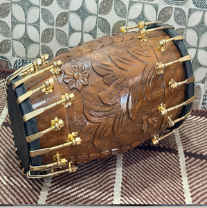 Tambor de madera ricamente tallado con diseños florales detallados y herrajes de latón, disponible a precios de mayorista. - Product Image 1