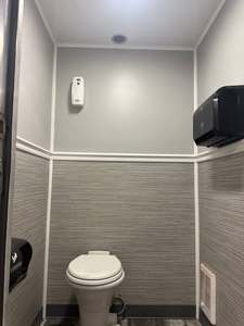 Remorque sanitaire 4 postes de toilettes 15x8' avec 2 essieux de 7 000 lb, réservoir de déchets de 450 gallons, réservoir d'eau potable de 200 gallons avec pompe à eau Scala - Product Image 5