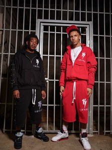 Ensemble de survêtement streetwear deux pièces unisexe en molleton de coton épais rouge avec logo personnalisé, comprenant un sweat à capuche zippé et un short long assorti - Product Image 6