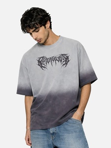 Camiseta Oversize para Hombre con Estampado de Letras Negras, Estilo Urbano, Cuello Redondo, Manga Corta, Gris y Negro con Efecto Degradado - Product Image 1