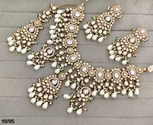 ชุดสร้อยคอแบบอินเดีย Kundan Polki พร้อมต่างหูแบบ Chandelier ชุบทองโบราณ และเครื่องประดับ Mang Tika สำหรับงานแต่งงานแบบชาติพันธุ์ - Product Image 1