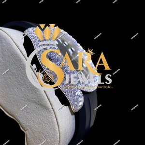 Reloj Estilo Diamante con Incrustaciones Blancas, Más Vendido, con Correa de Goma Negra Resistente, Disponible a un Precio Accesible - Product Image 2