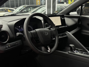 Toyota C-HR Hybride FWD Édition Business Phares LED Avertisseur de sortie de voie Moniteur d'angle mort Système de pré-collision SUV d'occasion - Product Image 4