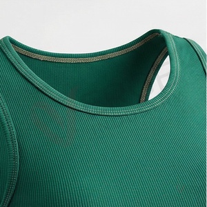 Ensemble de yoga 2 pièces sans couture pour femme : crop top côtelé vert à col rond et short taille haute - Product Image 4