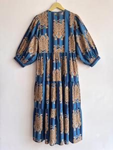 Robe midi ample à col en coton 100% pur, coupe évasée, imprimé floral numérique, manches 3/4, fermeture boutonnée, respirante - Product Image 2