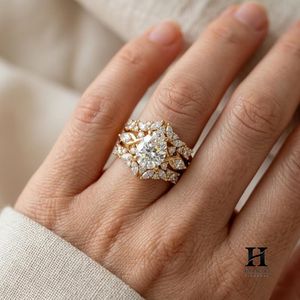 Juego de Anillos de Compromiso de Lujo de 3 Piezas con Diamantes Cultivados en Laboratorio con Corte de Pera, Oro Amarillo de 14K, Tiara de Hojas Marquise, Anillos Apilables para Novia - Product Image 4