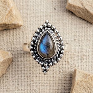 Bague en argent sterling 925 avec labradorite naturelle sertie clos, faite à la main, style bohème, forme poire, bijoux pour femme - Product Image 1