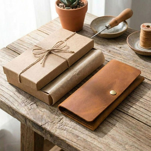 Portefeuille de luxe en cuir avec plusieurs compartiments, fermeture éclair durable, finition premium, pour le rangement de l'argent et la gestion budgétaire, en vente - Product Image 6
