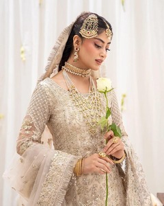 Vestido de Novia Pakistaní, Traje Sharara Indio, Color Champán Dorado, Adornado a Mano, Dupatta de Tela, Manga Larga con Flecos, para Recepción - Product Image 6