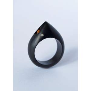 Anillo de Dedo de Madera con Acabado Natural de Resina Moderna, Elegante Joyería - Product Image 1