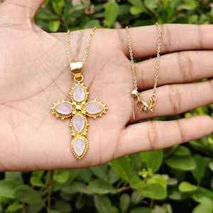 Collar con colgante de cruz de calcedonia rosa en forma de pera, joyería cristiana para mujer, cadena de latón chapada en oro de 18k - Product Image 3