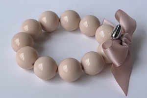 Pulsera de cuentas de resina rosa con dijes de corazón redondos, elástica y ajustable, joyería de moda para mujer, regalo para el Día de San Valentín - Product Image 3