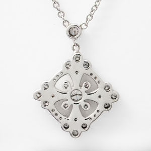 Magnifique collier pendentif en or blanc 14 carats avec diamant de laboratoire 0,70 ct taille Radiant G VS, serti clos, certifié IGI, idéal pour un cadeau romantique et élégant - Product Image 3