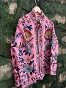 Veste artisanale rose Sujani pour femme en velours et coton tissé avec broderie florale indienne, collection automne/hiver, pour la vente au détail en boutique et l'exportation - Product Image 3