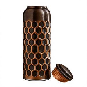 Bouteille d'eau en cuivre noir texturé, design nid d'abeille, bouchon anti-fuite, bouteille réutilisable pour une consommation saine, pour un usage quotidien - Product Image 6