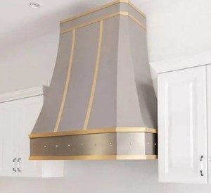 Hotte murale en acier inoxydable gris avec garniture dorée, extracteur de cuisine à ventilation pour usage domestique - Product Image 1