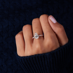 Anillo de Compromiso con Diamante Cultivado en Laboratorio de 2 Quilates, Corte Pera, Certificado IGI, con Banda de Oro de 14K, Color E, Claridad VVS2/VS1 - Product Image 2