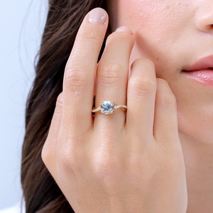 แหวนทองคำแท้ 14K ประดับพลอยอะความารีนทรงกลมธรรมชาติ ดีไซน์เกลียวแหวก ประดับเพชรแบบ Pave Setting วงแหวนดีไซน์พิเศษสำหรับแหวนหมั้น - Product Image 6