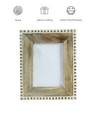 Cadre photo moderne en bois de manguier sculpté à la main avec motif floral et finition blanchie vieillie - Product Image 4