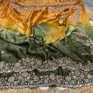 Sari de soirée VASTRA COTTAGE en soie pure et velours brillant, orné de perles dorées originales et de broderies à la main avec des sequins, avec pièce de blouse assortie. - Product Image 5