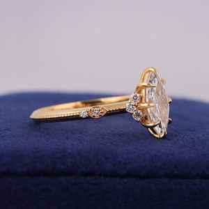Anillo de Compromiso con Diamante Cultivado en Laboratorio de 3.02CT, Corte Marquesa, Estilo Elegante, Oro Amarillo de 14K, para Aniversario, Boda, Regalo para Novias - Product Image 3