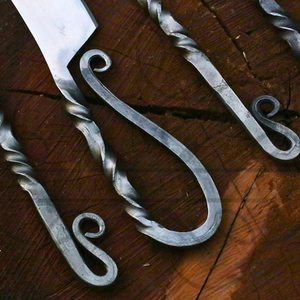 Ensemble d'ustensiles de table médiévaux forgés à la main |   Ensemble de couverts de banquet viking 4 pièces |   Fourchette, couteau, cuillère et pique à nourriture |   Carbone rustique - Product Image 4