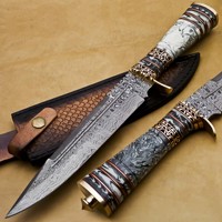 Couteau de chasse à dépecer en acier Damas OEM DIY avec manche en résine, laiton et acier, bord dentelé fixe, haute durabilité, pour l'extérieur
