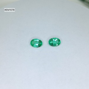 Suministro de fábrica: Par de esmeraldas zambianas de corte ovalado, 1.39 ct, gemas verdes naturales de grado 3A para anillos, pendientes y colgantes. - Product Image 3