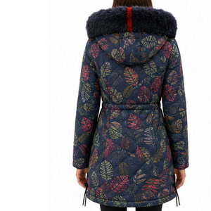 Chaqueta Impermeable con Capucha Premium para Mujer, Estilo Parka Corta, Aislamiento Térmico Grueso y Protección Contra el Viento - Product Image 2