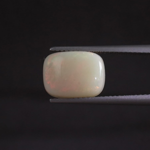 โอปอลสีขาวธรรมชาติ รูปทรงคุชชั่น 3.85 กะรัต ขนาด 11x9 มม. หนา 5 มม. ได้รับการรับรองจาก IGI ขัดเงาด้วยมือ  ลงแว็กซ์/น้ำมัน - Product Image 1