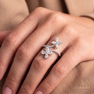 Magnifique bague florale en diamant de laboratoire cultivé, sertie de pierres en forme de poire, de marquise et de rondes, avec micro-pavé et design papillon. - Product Image 1