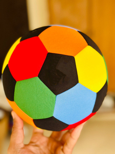 Qualité supérieure : apportez la joie du football en salle avec un ballon de football rembourré et doux ! Cette balle rembourrée de taille 4 est idéale pour une utilisation en intérieur en toute sécurité. - Product Image 3