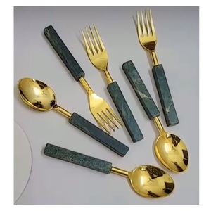 Ensemble de couverts au design moderne avec manche en résine, plaqué or PVD, pour la table lors de mariages, événements et fêtes, cuillère, fourchette, couteau - Product Image 1
