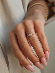 แหวนหมั้นเพชรทรงคุชชั่น 1 กะรัต ชุบทองคำขาว 14K ดีไซน์เรียบหรู รับรองโดย IGI วงแหวนเดี่ยวขนาด 1.6 มม. ของขวัญสำหรับผู้หญิง - Product Image 4