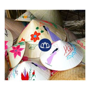 Chapeau conique en feuille de palmier fait main, à succès, idéal pour la plage et les événements culturels - Product Image 1