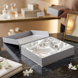 Boîte à bijoux rigide portable personnalisée en kraft avec fermeture magnétique |   Emballage laminé avec revêtement UV, doublure en mousse et gaufrage - Product Image 2