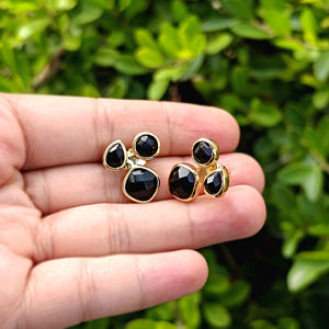 Boucles d'oreilles tendance en onyx noir taillé en chevron, triple pierre précieuse, plaqué or 18 carats, design minimaliste pour femme - Product Image 4