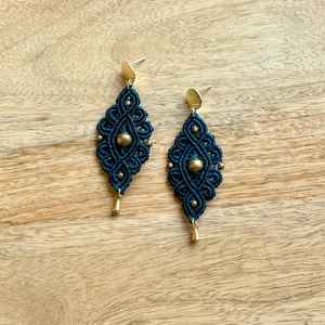 Boucles d'oreilles en macramé diamantées bleu sarcelle tissées à la main |   Bijoux à cordon géométrique |   Mangalmay Corporation - Product Image 3