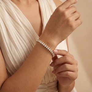 สร้อยข้อมือเทนนิสเงินแท้ 925 ประดับเพชรทรงกลมเจียระไนแบบเหลี่ยมคม ดีไซน์แบบช่องใส่เพชร เหมาะสำหรับเป็นเครื่องประดับงานแต่งงานสำหรับผู้หญิง - Product Image 1