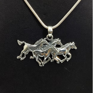 Hermoso Colgante de Caballos Salvajes en Plata Sólida 925, Diseño Simple de Tres Animales Corriendo, Joyería Fina para Uso Diario - Product Image 3