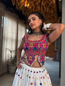 Spécial Navratri : Lehenga en pur coton mousseline avec travail de miroirs et dentelle Lampi, Choli avec travail de miroirs Kodi et broderie, et Dupatta brodée - Product Image 2