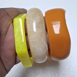 Brazalete de Resina Curvo Vibrante, Accesorio Femenino Elegante Inspirado en la Naturaleza para un Estilo de Boda Moderno y Romántico, Artesanía Única de la India - Product Image 1