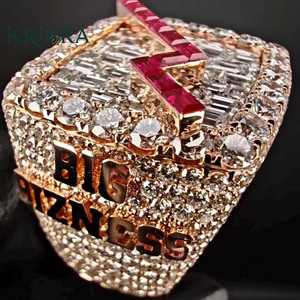 Anillo de cóctel de moissanita de oro rosa para hombre, con engaste pavé, estilo hip-hop, diseño de letras, texto de gran impacto empresarial - Product Image 1