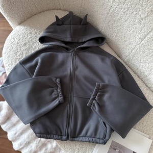 Nuevo Diseño Sudadera con Capucha Corta para Mujer Estilo Y2K Gótico con Cuernos de Diablo Negros, Cremallera y Acento de Cuerno 3D, con Dobladillo Elástico Fruncido - Product Image 6