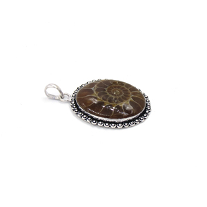 Colgante de piedra preciosa con bisel plateado ovalado de fósil de amonita natural, joyería vintage hecha a mano para la elaboración de collares - Product Image 2