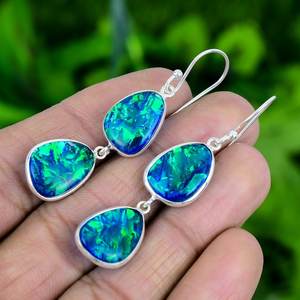 ต่างหูเงินแท้ชุบทองประดับโอปอลไฟร์ออสเตรเลียทรงสามเหลี่ยม งานแฮนด์เมด เครื่องประดับอัญมณี ของขวัญสำหรับผู้หญิง ดีไซน์หรูหรา - Product Image 4