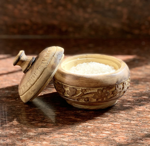 Pot à sucre en bois personnalisé avec surface martelée à motif floral, idéal pour la cuisine et la maison, également parfait comme pot à sel ou à sucre pour le petit-déjeuner. - Product Image 6