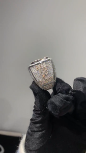 Anillo de cóctel de moissanita VVS de corte redondo chapado en rodio para hombre, con engaste pavé, de lujo, para fiesta, estilo hip hop - Product Image 2